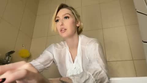 Liya Ray online show from October 26, 2025, 6:03 pm