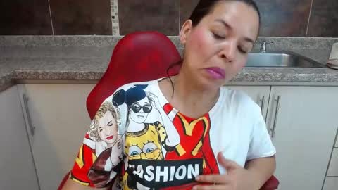 Snapshot of lizeth_bels chatting on November 11, 2025, 7:25 pm L I Z E T H online show from November 11, 2025, 7:25 pm