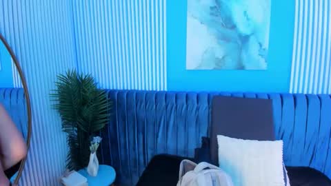 Lizzie Evan online show from October 10, 2025, 11:42 am