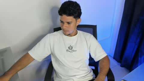 Snapshot of logan_9_ chatting on May 22, 2026, 4:30 am logan online show from May 22, 2026, 4:30 am
