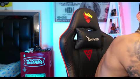 logan_hugh8 online show from February 26, 2025, 6:15 am