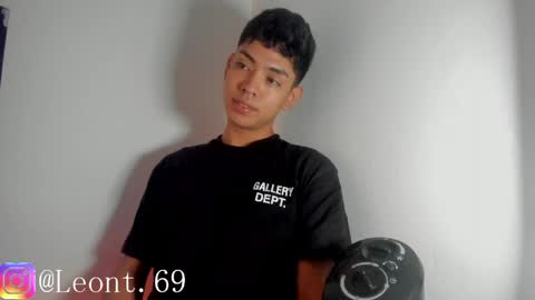 logantwink18 online show from April 22, 2026, 11:45 am