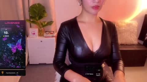 Snapshot of loisewilliams chatting on May 13, 2026, 8:27 pm Mistress L online show from May 13, 2026, 8:27 pm