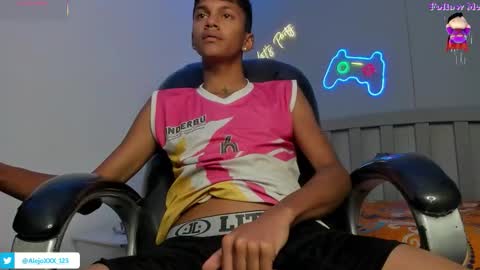 Snapshot of loistwink_1 chatting on September 15, 2025, 2:44 am LOUIS online show from September 15, 2025, 2:44 am