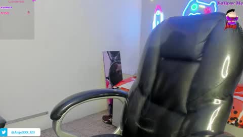 Snapshot of loistwink_1 chatting on October 5, 2025, 4:55 am LOUIS online show from October 5, 2025, 4:55 am