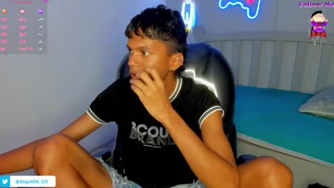 Snapshot of loistwink_1 chatting on November 4, 2025, 3:38 am LOUIS online show from November 4, 2025, 3:38 am