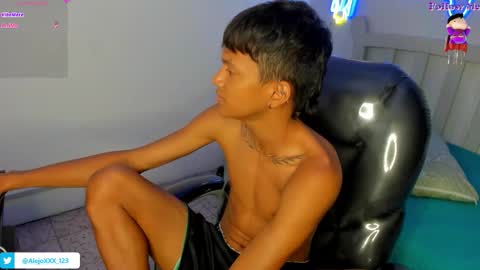 Snapshot of loistwink_1 chatting on November 11, 2025, 5:40 am LOUIS online show from November 11, 2025, 5:40 am