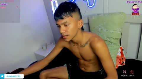 Snapshot of loistwink_1 chatting on December 2, 2025, 10:20 am LOUIS online show from December 2, 2025, 10:20 am