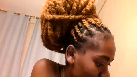 lola_allure online show from May 20, 2026, 11:16 am