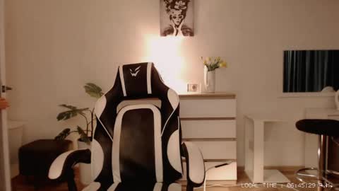  Lola  online show from April 25, 2026, 1:41 pm