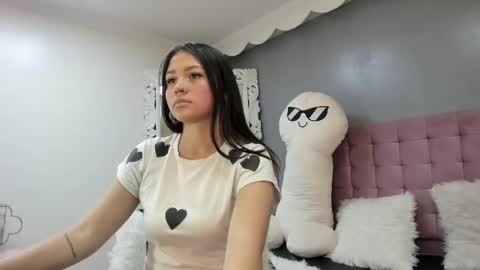 Lola  online show from October 15, 2025, 1:22 pm