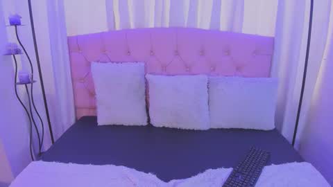 Lola  online show from December 4, 2025, 7:44 pm