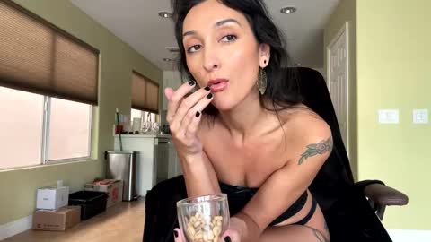 lola_la_lita online show from October 30, 2025, 5:24 pm