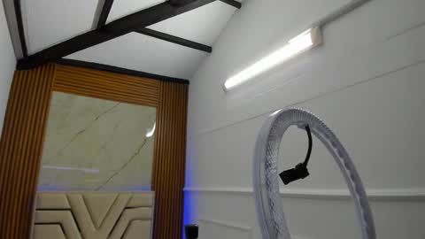 Lola Angel online show from September 25, 2025, 11:58 am