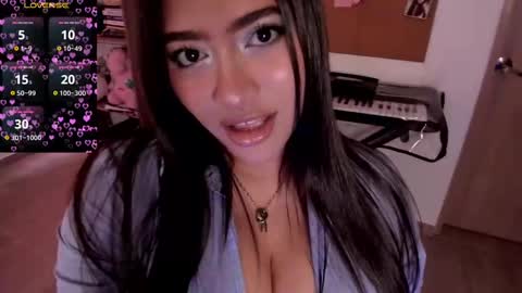 lolaasmith_21 online show from September 26, 2025, 8:46 pm