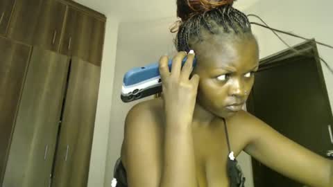 lolamia7 online show from February 18, 2025, 3:43 pm