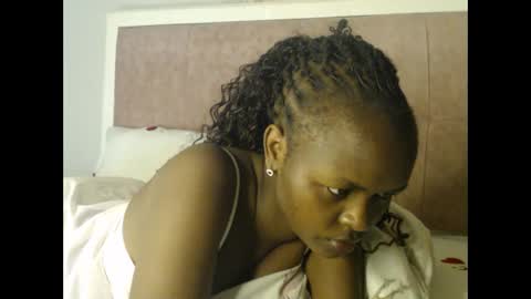 lolamia7 online show from September 29, 2025, 5:01 am