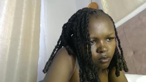 lolamia7 online show from November 6, 2025, 8:04 am