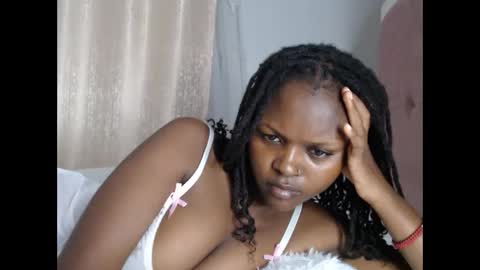 lolamia7 online show from April 2, 2026, 5:32 pm