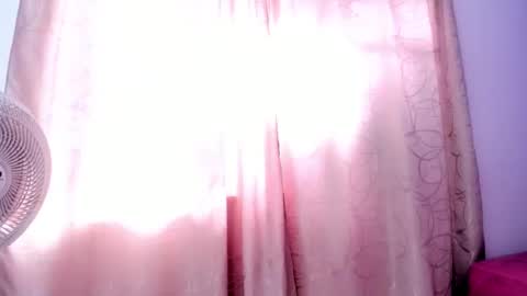 lolasweett_ online show from November 22, 2025, 1:43 pm