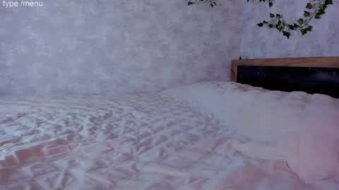 Mia online show from December 18, 2025, 5:13 am