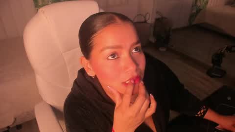 loly_marce online show from April 20, 2026, 8:43 pm