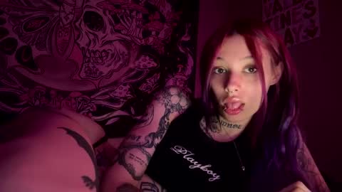 lookingforlona online show from September 23, 2025, 4:32 pm