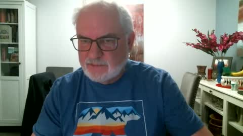 Snapshot of loop102 chatting on December 11, 2024, 4:07 am loop102 online show from December 11, 2024, 4:07 am