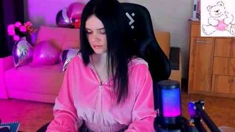 Lora Cain online show from February 22, 2025, 2:19 pm