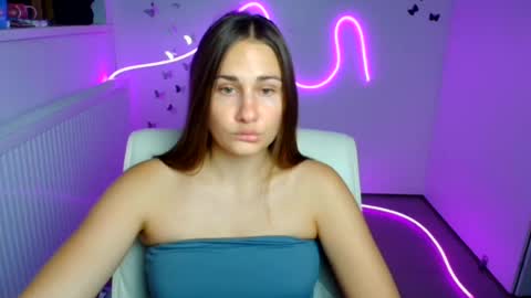 Snapshot of lora_kisses chatting on August 4, 2026, 5:43 am Lora online show from August 4, 2026, 5:43 am