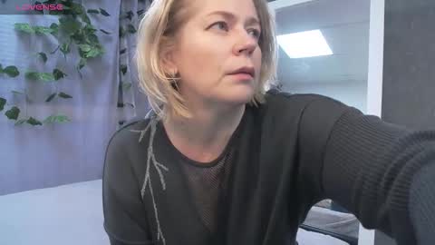 Lora online show from December 5, 2025, 9:18 am