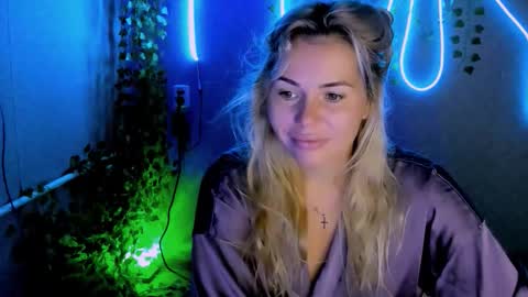 Lora online show from September 12, 2025, 2:22 am