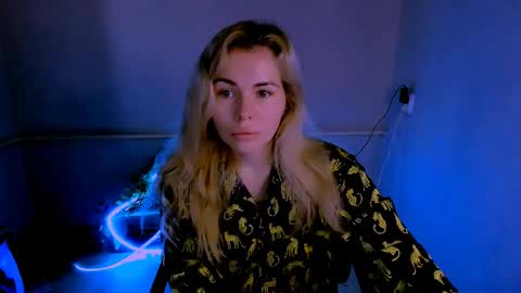 Lora online show from April 6, 2026, 3:04 am