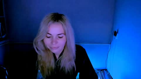 Lora online show from April 22, 2026, 2:25 am