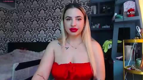 Queen LoraSinClare online show from April 24, 2026, 7:11 am