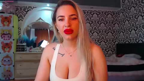 Queen LoraSinClare online show from April 27, 2026, 6:55 am