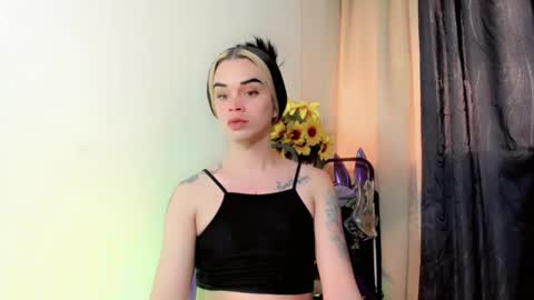 lesly lorena online show from March 19, 2026, 8:24 pm