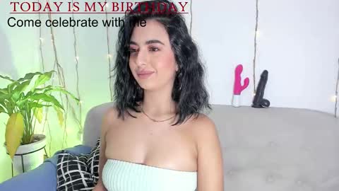 L O R E N online show from December 3, 2025, 1:53 pm