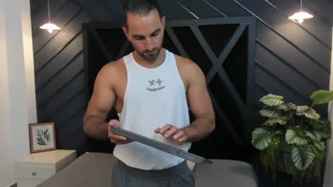  L O R E N Z O  Thumbs Up help  online show from January 15, 2025, 6:08 pm