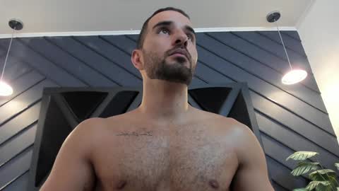  L O R E N Z O  Thumbs Up help  online show from February 8, 2025, 9:25 pm