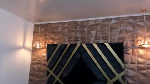  L O R E N Z O  Thumbs Up help  online show from February 10, 2025, 5:19 pm