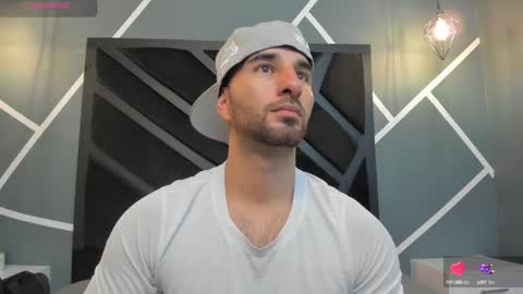  L O R E N Z O  Thumbs Up help  online show from September 20, 2025, 11:11 am