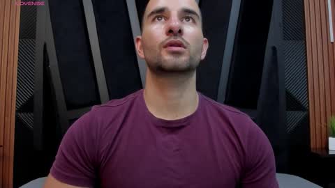  L O R E N Z O  Thumbs Up help  online show from September 22, 2025, 5:59 pm