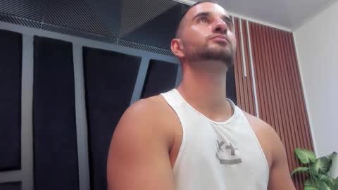  L O R E N Z O  Thumbs Up help  online show from November 3, 2025, 5:25 pm