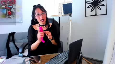 loretta_fraser online show from May 26, 2026, 1:07 pm