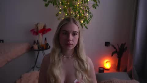 Snapshot of lorrie_love_story chatting on September 14, 2025, 9:19 am Lorrie online show from September 14, 2025, 9:19 am