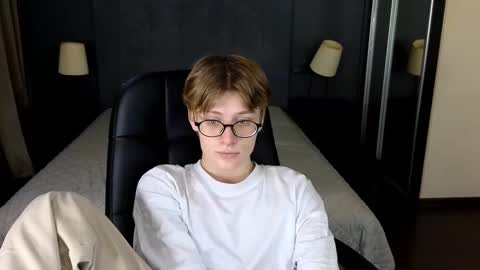 Snapshot of louie_evans chatting on November 3, 2025, 9:05 pm louie_evans online show from November 3, 2025, 9:05 pm