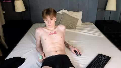 Snapshot of louie_evans chatting on December 22, 2025, 10:29 pm louie_evans online show from December 22, 2025, 10:29 pm