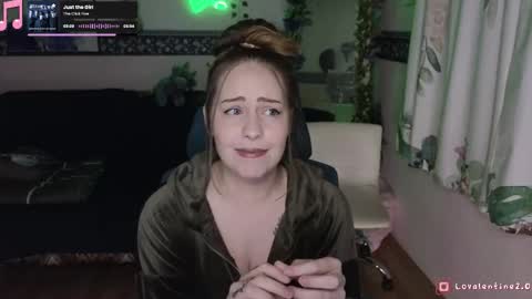 Lo Valentine online show from December 2, 2025, 5:13 am