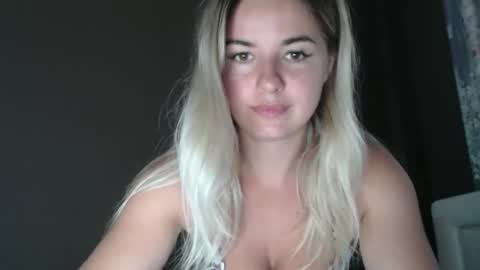 Snapshot of love_dom_meg chatting on October 17, 2025, 8:28 am Megane online show from October 17, 2025, 8:28 am